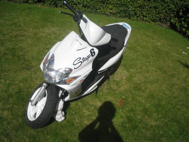 Yamaha Jog R **BYTTET TIL JOG** - er igang med at ordne skivebremsen ;) billede 4