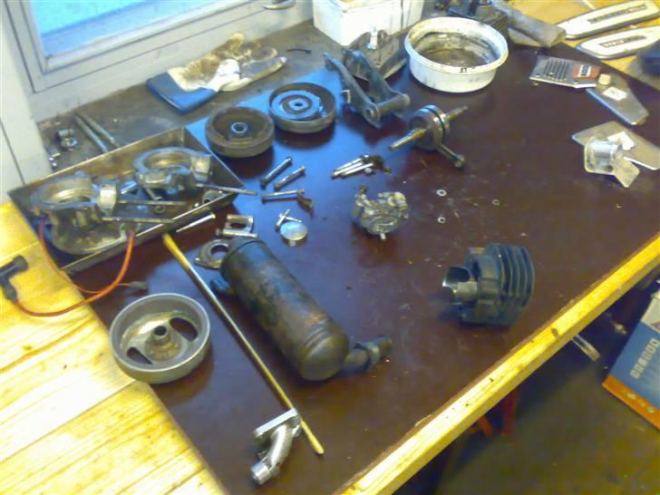 Peugeot 103 - ja her ligge det der var en motor engang.... billede 7