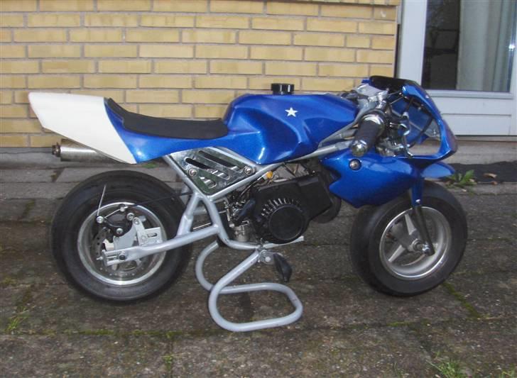 MiniBike BMW - Der står den så i fuld figur :D  (meget nice billede faktisk:D ) hehe billede 2