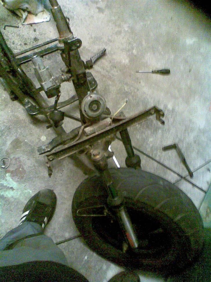 PGO Hot 50 - solgt - - Skal til at slibe stellet og male det sort. billede 7