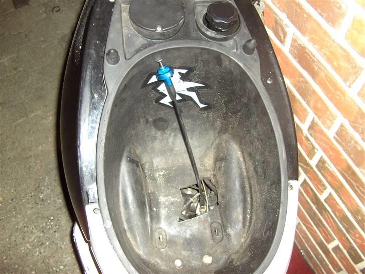 Aprilia sonic solgt - Chocker samt hebo klistermærke i hjelm rum billede 3