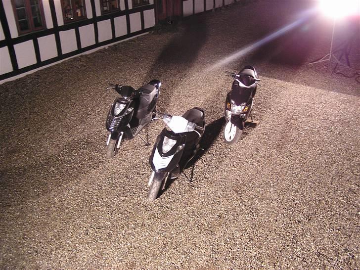 Yamaha Jog R - Vennerne: Mads H, / Jensen / og min scooter, så flot som de står og stråler. :D billede 6