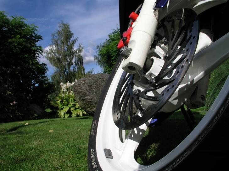 Rieju Rs2 Matrix - SOLGT - Close ups af forfælget bemærk den sorte bremseskive. billede 2