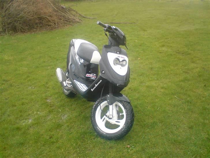 PGO Hot × 50 | Solgt - Højre side af hotten billede 3