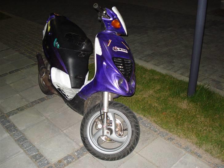 Piaggio NRG mc3 [the black rider] - gammelt billed med lilla skjolde  billede 1