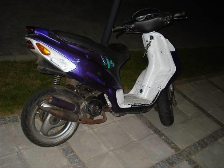 Piaggio NRG mc3 [the black rider] - gammelt billed med lilla skjolde  billede 2