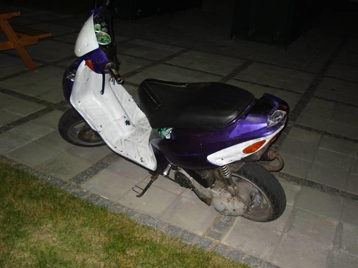 Piaggio NRG mc3 [the black rider] - gammelt billed med lilla skjolde  billede 3