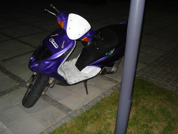 Piaggio NRG mc3 [the black rider] - gammelt billed med lilla skjolde  billede 4