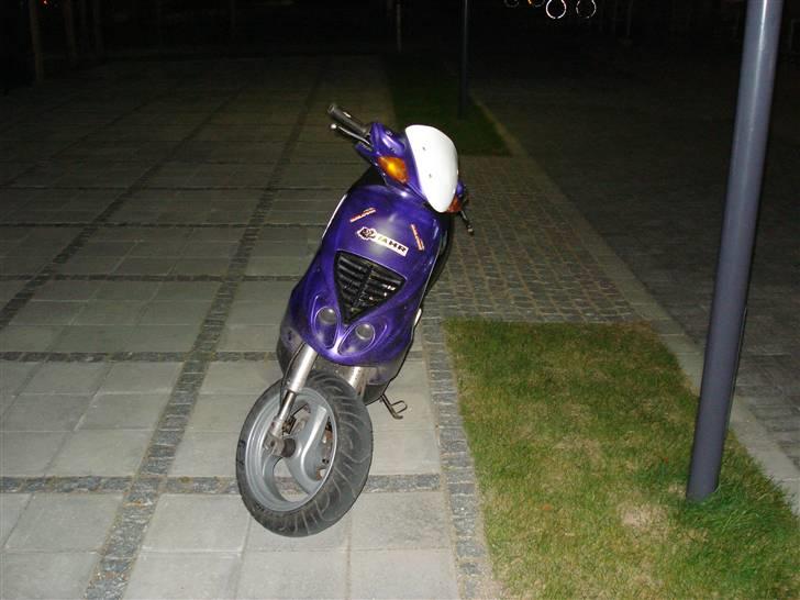 Piaggio NRG mc3 [the black rider] - gammelt billed med lilla skjolde  billede 5