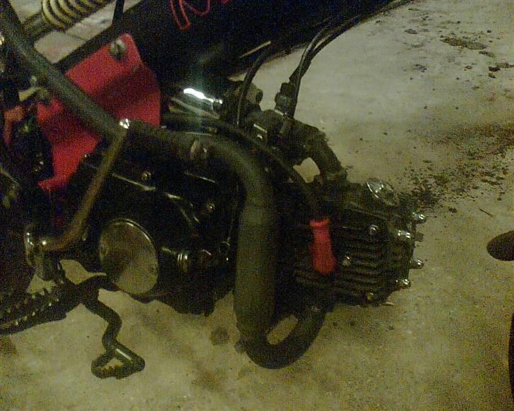 Sachs Madass - Byttet til sonic - Dne lækrer fiskekuttermotor! ledninger er trukket efter smag. sys det blev godt ;) billede 7