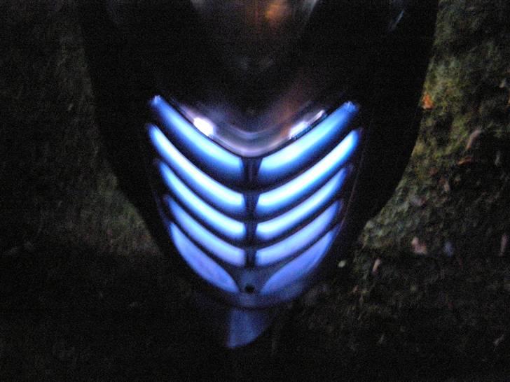 Aprilia Sonic AC - Neon-rør monteret bag grill´en + fjernbetjæning  billede 13