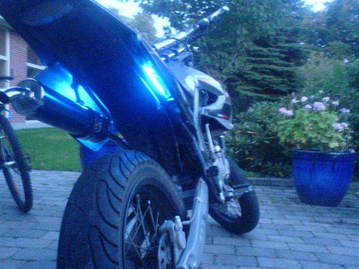 Derbi Senda sm - SOLGT - Det blå neon.. Et dårligt billede.. Men rigtig fed effekt når man cruiser gennem byen. Der skal heller ikke være for meget neon på en senda. Den skal også være lidt rå ;) billede 9