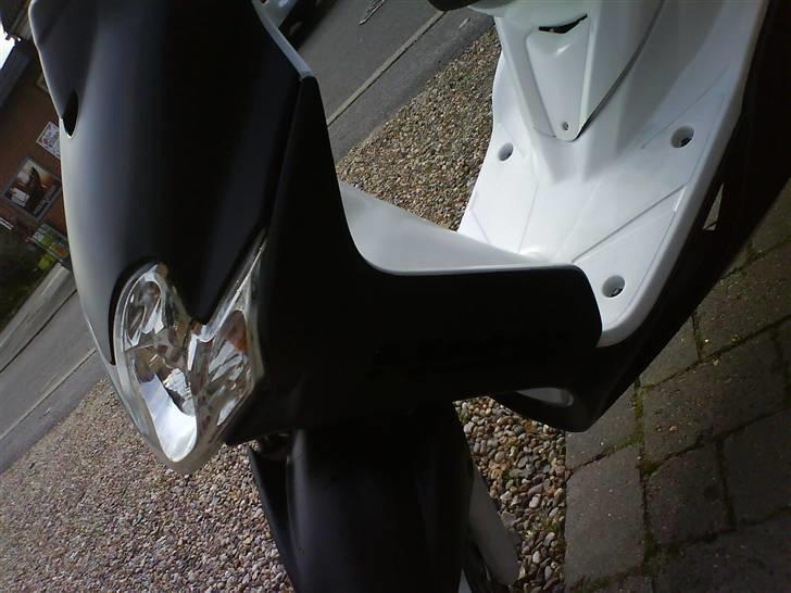 Yamaha Jog R Byttet - Der er udskæreing, hvor der står hebo, men der er hvidt gitter nu, så det tydeligt billede 2