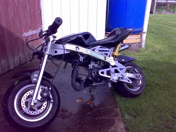 MiniBike 49 cc Solgt for 300,- - det er et billede af noget af pocketbiken, på det her billede kan man se indsugningsforstærkeren, tydeligt. billede 1