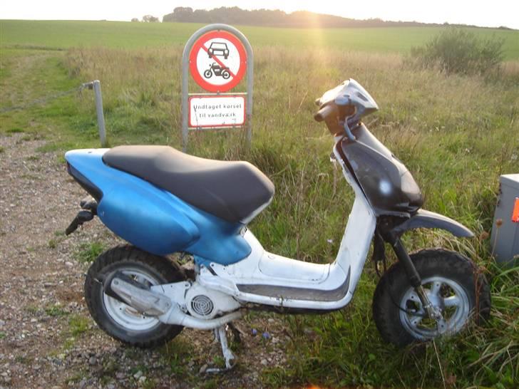 Aprilia Rally AC (Solgt) - et billed af den ude på en grus vej billede 1