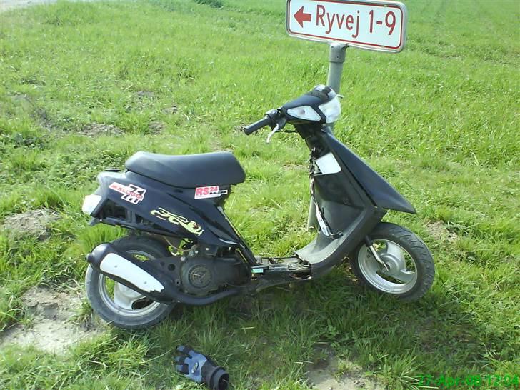 Yamaha jog - strålenerne smadret - stiiiiiiiil :-*  billede 1