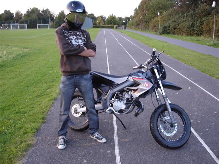 Derbi Senda sm - SOLGT - Haha.. nice billede.. :P Ægte ballademager. Mikkels hjelm ;) billede 12