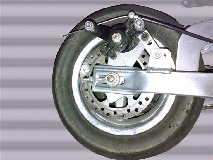 MiniBike 49 cc Solgt for 300,- - det er et billede af bagbremseren. billede 5