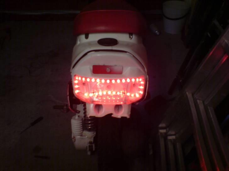 Yamaha jog ac (louis V) (SOLGT) - hjemmelavet diode baglygte nice:P billede 12