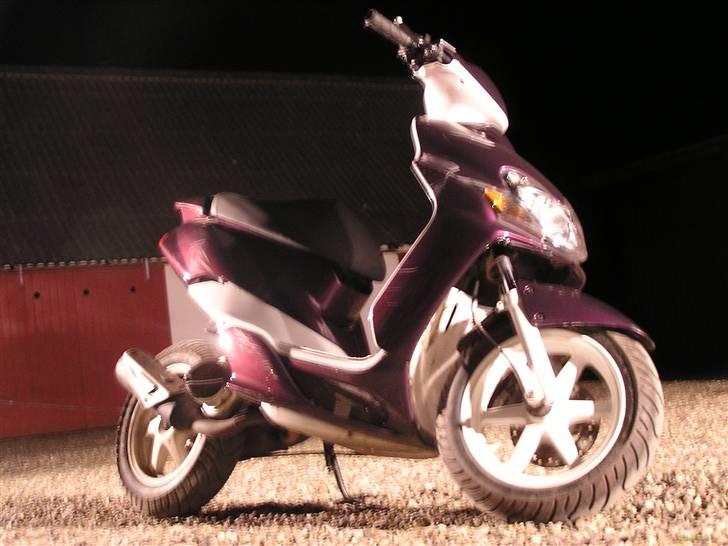 Yamaha Jog R - En aften med spot på scooteren. Lækker ! billede 9