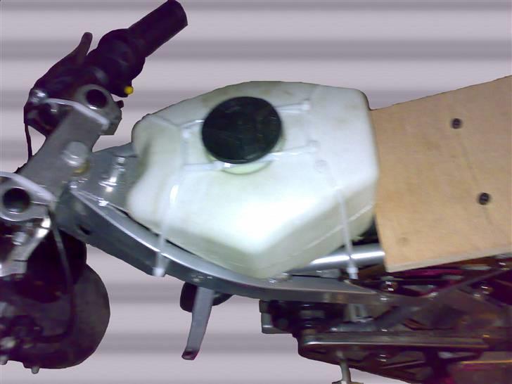 MiniBike 49 cc Solgt for 300,- - sådan sætter man en benzintank fast uden et skjold billede 15