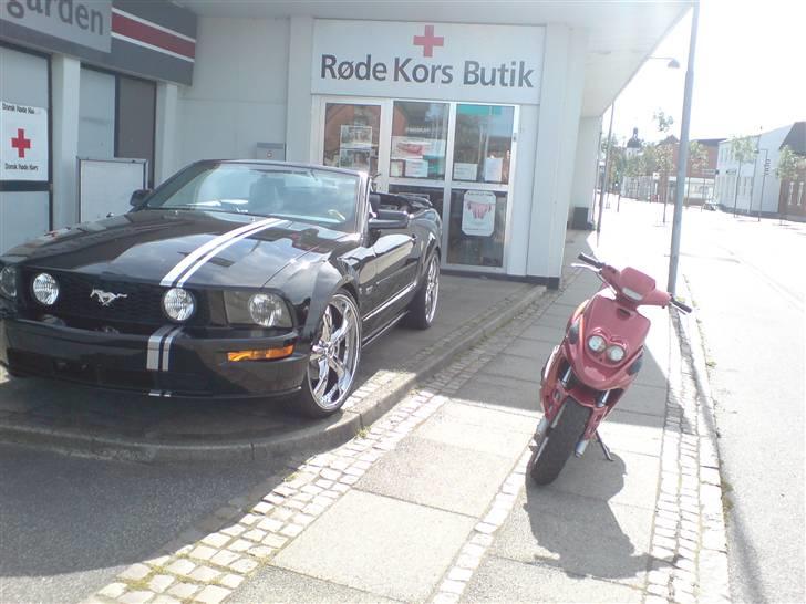 Yamaha bws Spy - Solgt - Spy´en ved siden af en Mustang :D billede 11