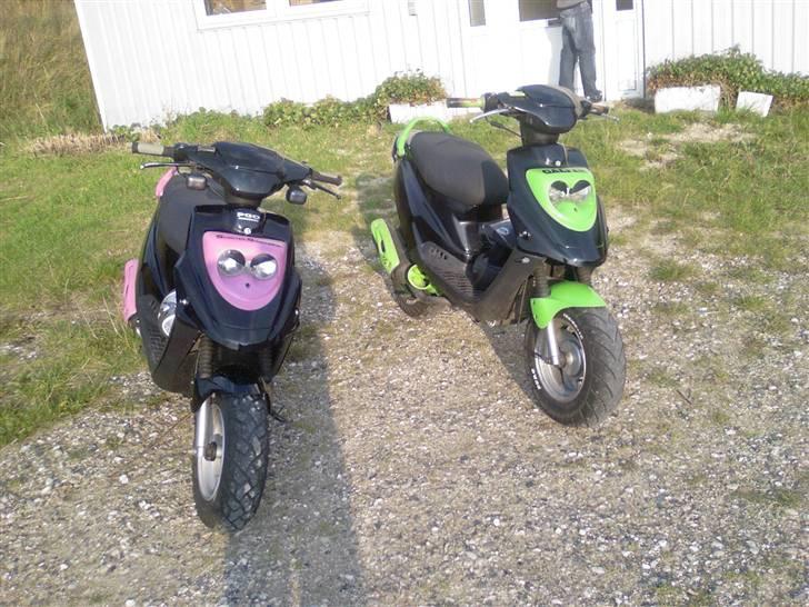 PGO Hot [Hverdagsged] SOLGT  - Der står hun ved siden af hendes kæreste .. :) billede 16