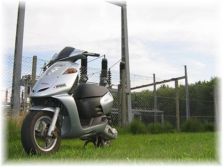 Aprilia Sonic AC - Ved elværket. billede 2