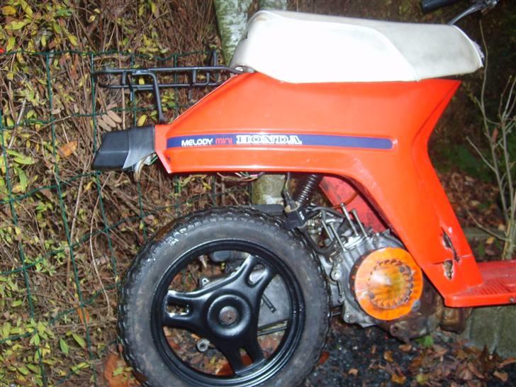 Honda melody FØR !! - Den er altså rød, billedet snyder :P  billede 6