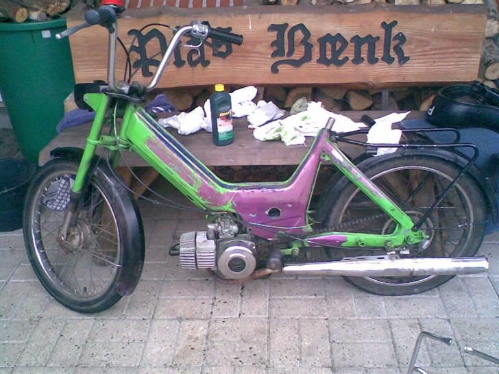 Puch Maxi K *SOLGT* - Sådan ser den ud lige p.t da jeg er ved at tage det grønne malingaf, så den kan blive maleet om.. billede 12