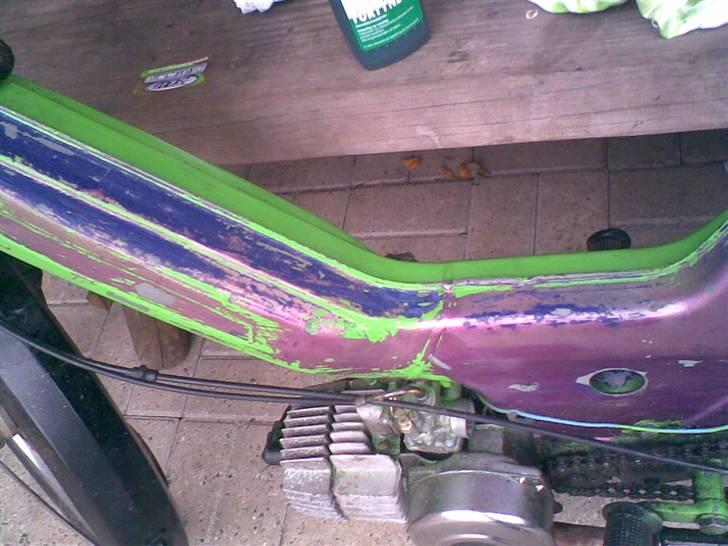 Puch Maxi K *SOLGT* - Sådan ser den ud lige p.t da jeg er ved at tage det grønne malingaf, så den kan blive maleet om.. billede 13