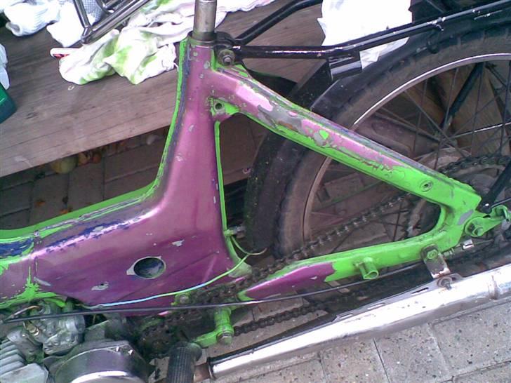 Puch Maxi K *SOLGT* - Sådan ser den ud lige p.t da jeg er ved at tage det grønne malingaf, så den kan blive maleet om.. billede 14