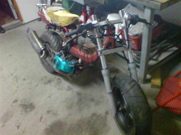 Suzuki DNA Rally projekt  - Forgafel og motor monteret billede 2