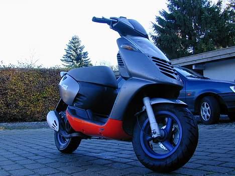 Aprilia Sonic stoppet af politiet - Damn, det er altså synd med de ridser.. :( billede 3