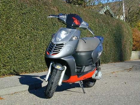 Aprilia Sonic stoppet af politiet - Tjek lige det lille mærke, af den løve der. Er også på et af de andre billeder. billede 6