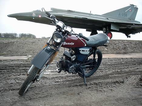 Yamaha 2 gear cross wannabe :-P - Så blev den malet så den ser mere hæderlig ud og fik også lige "Homo-øje" ;-) billede 1