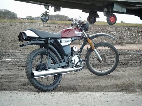 Yamaha 2 gear cross wannabe :-P - Tonet malteser baglygte der lyser blå ned på skærmen og hjemmefusket cross bagskærm billede 2