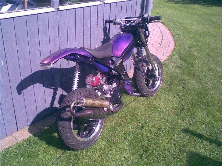 Suzuki street magic  projekt - næsten færdig :D men mangler stadig forskærm og nogle små ting. ny billeder kommer snart. og med bedre camera :D billede 1