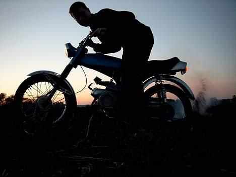 Puch Grand-Prix - Et ret godt billed af mig synes jeg selv på Grandprixen i solnedgangen mens den laver en brænder, billedet har jeg somend også selv taget ;-) billede 8