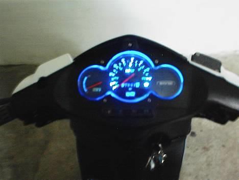 Aprilia Sonic - 6 blå dioder boret op i speedo. billede 4