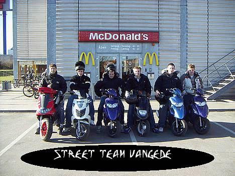 Aprilia Sonic - Taget ved McD i Gentofte. Fra venstre: Palle, Mig, Scharff, Christian, Kulle & Fehår! billede 5