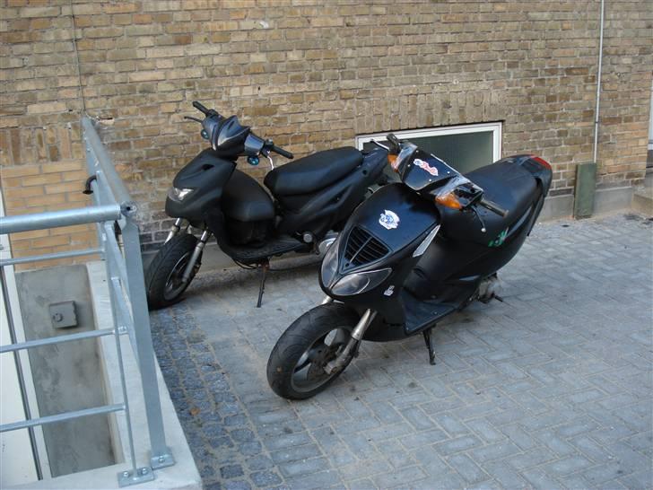 Piaggio NRG mc3 [the black rider] - så står den lige og hyggesnakker med poppen billede 15
