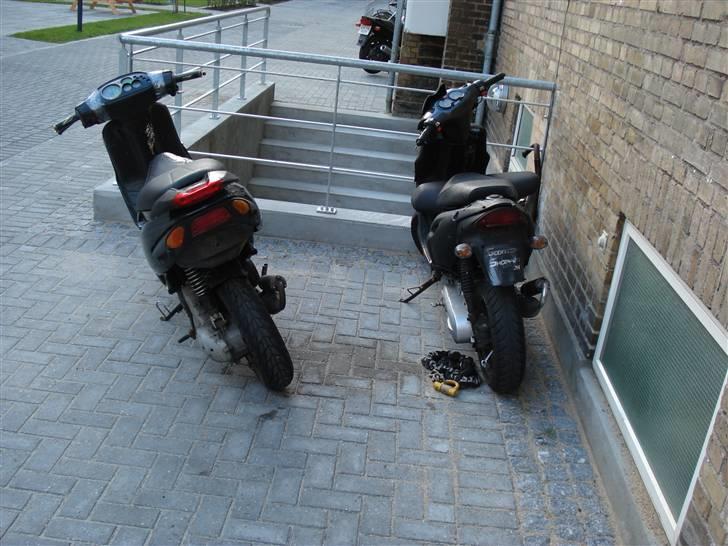 Piaggio NRG mc3 [the black rider] - så står den lige og hyggesnakker med poppen billede 16