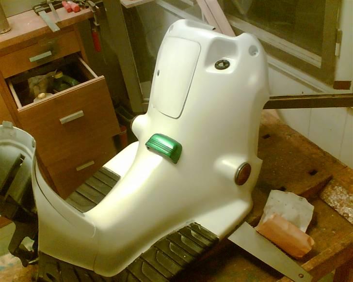 Suzuki KATANA LC - Der sidder en grøn diode under det grønne skjold, der lyser ned ad billede 6