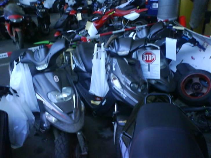 CPI popcorn opbygges igen :) - haha,,, min scooter yderst til højre og kjærs lige ved siden af... xD billede 8