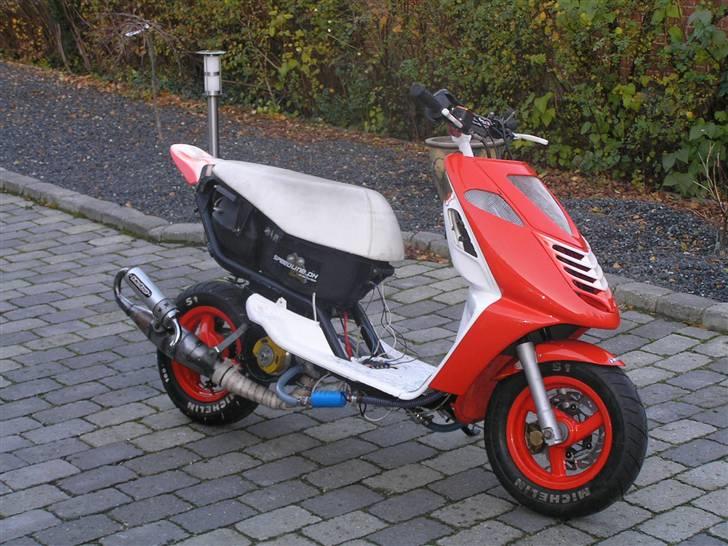 Aprilia Sonic LC solgt - Som sonic´en står inden det sidste træf i sæson 07 :) Er ved og indstille den så har ikke de bagerste skjolde på! billede 14