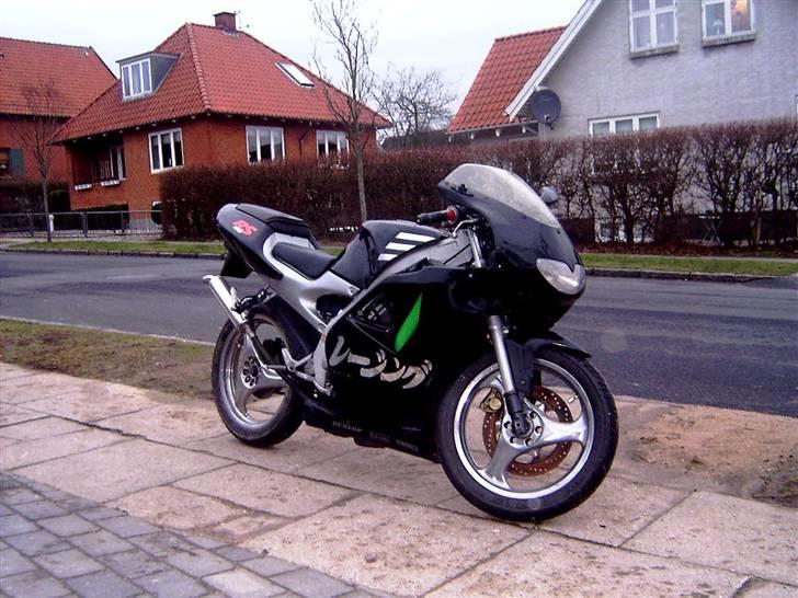 Aprilia RS 50 *lynet* SOLGT :'( - den vilde racer :D som hun står nu :D billede 1