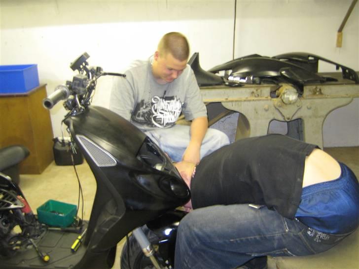 Piaggio Nrg mc3 - TIL SALG - så vi igang :) mike der arbejder røven ud af bukserne :p billede 5