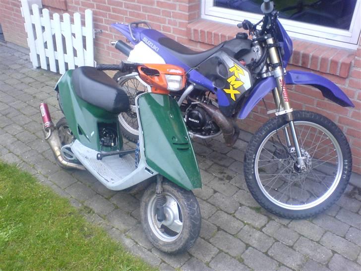 Yamaha Jog     SOLGT - Her står hun så sammen med min Rmx som er blevet taget af panserne :( billede 10