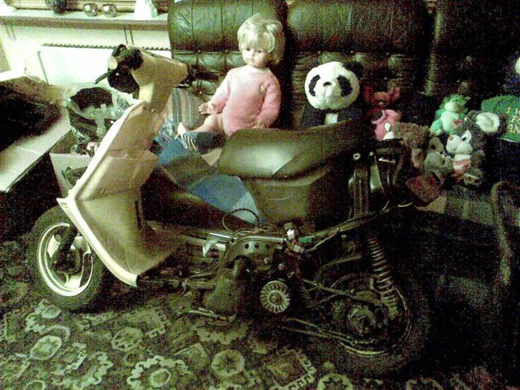 Yamaha Jog as ( solgt ) - Sådan så den ud da jeg kom hjem med den... havde li taget et par skjolde af :) billede 2